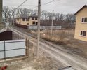 Грунтовая не укрепленная дорога,  как только небольшой дождь дорога становится не проездной, вся вода на нее стекается т. к. дорога находится в низине и нет водоотводных систем.