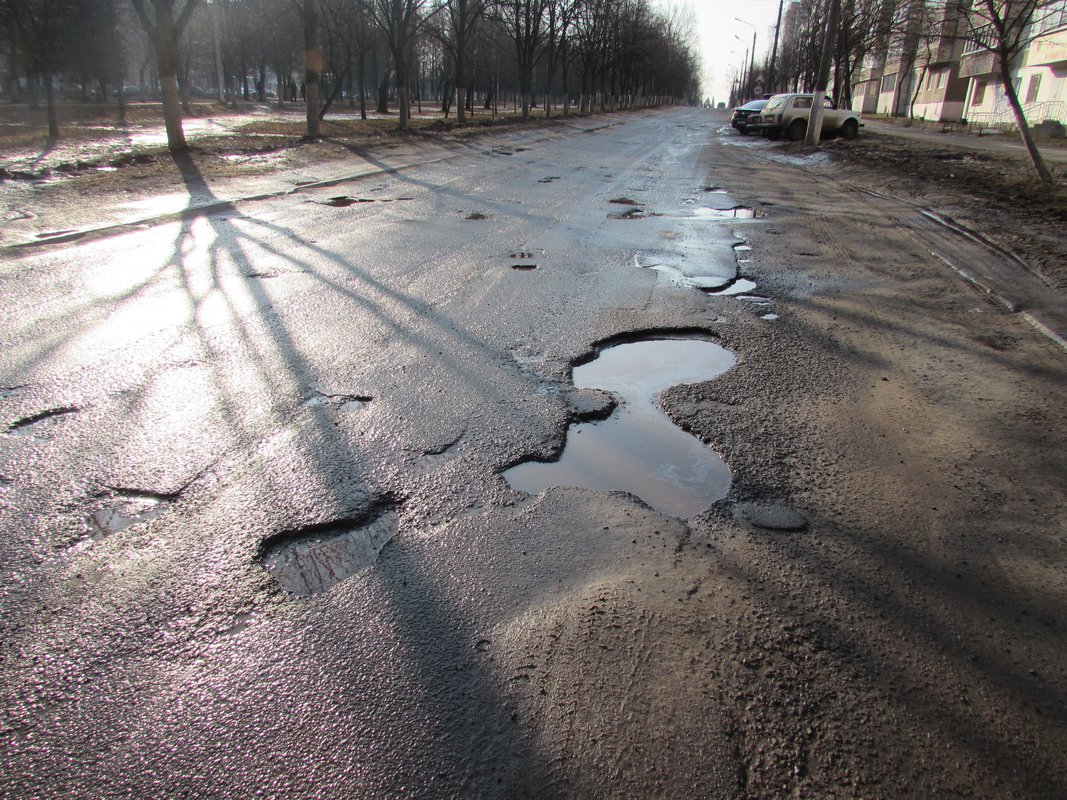 Убитая дорога. Колдобины на дорогах. Колдобы на дорогах в городе. Выбоины и колдобины. Плохая дорога до МКАДА.