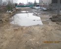 Дорогу грейдируют один раз в год хватает на неделю. Люки с колодцев украли, закрыты досками. Дети по этой дороге ходят в школу. Ближайший путь из района долгостроя в центр города.