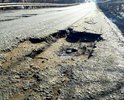 Огромная яма на Кокошкинском шоссе д. Зайцево Одинцовского района. Размер разрушения дорожного полотного 115*75*18 см. Расположена у начала отбойника в направлении от Минского шоссе в сторону пос. Кокошкино