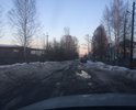 Местами встречаются лужи глубиной в 50 см, на участке от светофора до АЗС дорогу ремонтируют каждый год, а с приходом весны асфальт тает вместе со снегом.