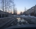 Местами встречаются лужи глубиной в 50 см, на участке от светофора до АЗС дорогу ремонтируют каждый год, а с приходом весны асфальт тает вместе со снегом.