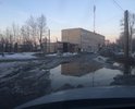 Местами встречаются лужи глубиной в 50 см, на участке от светофора до АЗС дорогу ремонтируют каждый год, а с приходом весны асфальт тает вместе со снегом.