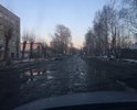 Местами встречаются лужи глубиной в 50 см, на участке от светофора до АЗС дорогу ремонтируют каждый год, а с приходом весны асфальт тает вместе со снегом.