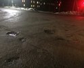Дорожное покрытие на данном перекрестке оставляет желать лучшего из года в год, из-за ям водителям приходится выезжать на обочины.
