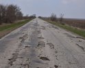 Участок трассы Евпатория - п. Мирный находится в отвратительно состоянии. Яма на яме. такое ощущение, что про нее забыли. Не ремонтируют уже несколько лет. Летом очень много наших гостей, которые приезжают на отдых по ней ездят и гробят свои автомобили. Сам езжу каждый день по ней на дороге, макс. скорость 50 км./час, а ночью ям не видно, поэтому страдает ходовая. Очень нужен качественный ямочный ремонт в ближайшее время.