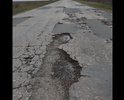 Участок трассы Евпатория - п. Мирный находится в отвратительно состоянии. Яма на яме. такое ощущение, что про нее забыли. Не ремонтируют уже несколько лет. Летом очень много наших гостей, которые приезжают на отдых по ней ездят и гробят свои автомобили. Сам езжу каждый день по ней на дороге, макс. скорость 50 км./час, а ночью ям не видно, поэтому страдает ходовая. Очень нужен качественный ямочный ремонт в ближайшее время.