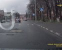 Дефект дорожного полотна по ул. Плиева на перекрестке ул. Тургеневской со стороны сквера. Дефект полотна может спровоцировать ДТП или повредить колесо.