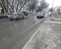 Большая яма с острыми краями около лежачего полицейского