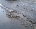 Полностью меняли полотно менее 5 лет назад. Дорога односторонняя, в середине не первый год разрастается глубокий продольный шов. Такая ситуация вызвана нарушением технологии укладки асфальта, проблема была видна ещё 2 года назад, но никто ремонтировать улицу не торопится.
