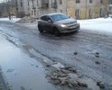 Полностью меняли полотно менее 5 лет назад. Дорога односторонняя, в середине не первый год разрастается глубокий продольный шов. Такая ситуация вызвана нарушением технологии укладки асфальта, проблема была видна ещё 2 года назад, но никто ремонтировать улицу не торопится.