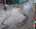 Дорога в деревне Тарычево,что находится в городском поселении Видное, убита неимоверно. Это продалжается не один год. На фото въезд в деревню. Там видно большую яму, а дальше в луже яма еще больше. Колесо у машины проваливается целиком. Что самое главное это место, оно перед памятником, в прошлом году ремонтировали все лето. Денег, видимо, извели огромное количество! А получилось так, что хуже не придумаешь. Впрочем, вся дорога по деревне, как после бомбежки.