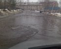 На данной улице находятся два учебных заведения, студенты по уши в грязи всегда добираются до места учебы. Пешеходной зоны нет, дороги соответственно тоже.