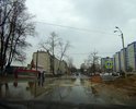 Главное - вовремя затормозить. На этой улице, впрочем, как и на других, отсутствует ливневка, поэтому, постоянный слой воды на дороге приводит к очень быстрому разрушению асфальта. Еще не прошло полгода после последнего ремонта.