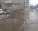 Очень большие ямы тяжело проехать с ребенком на коляски и при этом разъехатся с машиной, которая объезжает ямы.