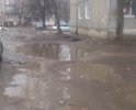 Очень большие ямы тяжело проехать с ребенком на коляски и при этом разъехатся с машиной, которая объезжает ямы.