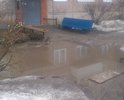 Очень большие ямы тяжело проехать с ребенком на коляски и при этом разъехатся с машиной, которая объезжает ямы.
