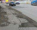 В районе Т-образного перекрестка ул. Маяковского - Толстого множество ям на дорожном покрытии и на тротуаре.