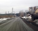 Грунтовка. Иногда ремонтируемая посредством грейдера, строительного мусора и такой-то матери.
Летом пыль столбом, в межсезонье грязь. Тротуары отсутствуют как класс.