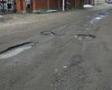 Дорога находится в ужасном состоянии уже долгое время. Асфальт весь в ямах. Бордюры как и тротуарные дорожки отсутствуют. По этой дороге можно нормально передвигаться только пешком, в светлое время суток, в сухую погоду.