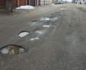 Дорога находится в ужасном состоянии уже долгое время. Асфальт весь в ямах. Бордюры как и тротуарные дорожки отсутствуют. По этой дороге можно нормально передвигаться только пешком, в светлое время суток, в сухую погоду.
