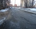 Одна из двух дорог, ведущих к ЖК Ленинские высотки. Такое состояние дороги уже несколько лет. Вторая дорога через Молнию ничуть не лучше