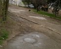 Отсутствие адекватного дорожного покрытия при въезде во двор