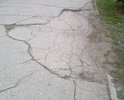 Асфальт древний, уже очень неровный, стерся до щебня, много ям, трудно везти коляску и ехать на детском велосипеде. Гости города часто жалуются, что невозможно везти дорожные сумки на колесиках.
