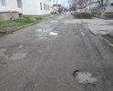 Вся улица в очень глубоких ямах