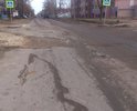 Полностью разбита дорога. Асфальтовое покрытие разрушилось.