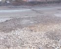 Полностью разбита дорога. Асфальтовое покрытие разрушилось.