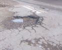 Полностью разбита дорога. Асфальтовое покрытие разрушилось.