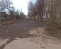 Полностью разбита дорога. Асфальтовое покрытие разрушилось.