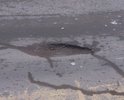 Полностью разбита дорога. Асфальтовое покрытие разрушилось.