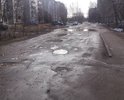 Дорога разбита. Асфальтовое покрытие полностью изношено и разрушено.