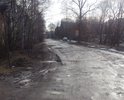 Разрушено асфальтовое покрытие, практически полностью. Ямы, волны.