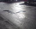 Разбитая дорога. Многочисленные ямы различных размеров, в том числе крупные.