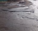 Разбитая дорога. Многочисленные ямы различных размеров, в том числе крупные.