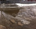 Дорога в разбитом состоянии, жители жалуются, что нет ливневой канализации и вся вода бежит к домам.