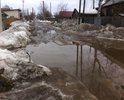 Дорога в разбитом состоянии, жители жалуются, что нет ливневой канализации и вся вода бежит к домам.