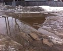 Дорога в разбитом состоянии, жители жалуются, что нет ливневой канализации и вся вода бежит к домам.