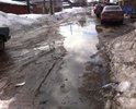 Дорога в разбитом состоянии, жители жалуются, что нет ливневой канализации и вся вода бежит к домам.