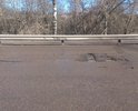 Повреждения асфальтового покрытия. Ямы и выбоины различных размеров на всем участке. Выбиты стыки асфальта.