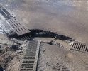 Повреждения асфальтового покрытия. Ямы и выбоины различных размеров на всем участке. Выбиты стыки асфальта.