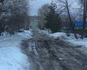 Дорога ведет к школе, где обучается более тысячи детей. Без резиновых сапог не пройти.