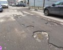 Дорогу "ремонтируют" чуть ли не 2 раза в год. И каждый раз она превращается в подобное. После дождя перемещаться невозможно. Машины обрызгивают пехеходов. И творится это с момента застройки микрорайона новыми домами.