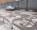 Дорогу "ремонтируют" чуть ли не 2 раза в год. И каждый раз она превращается в подобное. После дождя перемещаться невозможно. Машины обрызгивают пехеходов. И творится это с момента застройки микрорайона новыми домами.