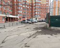 Дорогу "ремонтируют" чуть ли не 2 раза в год. И каждый раз она превращается в подобное. После дождя перемещаться невозможно. Машины обрызгивают пехеходов. И творится это с момента застройки микрорайона новыми домами.