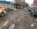 Дорогу "ремонтируют" чуть ли не 2 раза в год. И каждый раз она превращается в подобное. После дождя перемещаться невозможно. Машины обрызгивают пехеходов. И творится это с момента застройки микрорайона новыми домами.