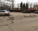 Дорогу "ремонтируют" чуть ли не 2 раза в год. И каждый раз она превращается в подобное. После дождя перемещаться невозможно. Машины обрызгивают пехеходов. И творится это с момента застройки микрорайона новыми домами.